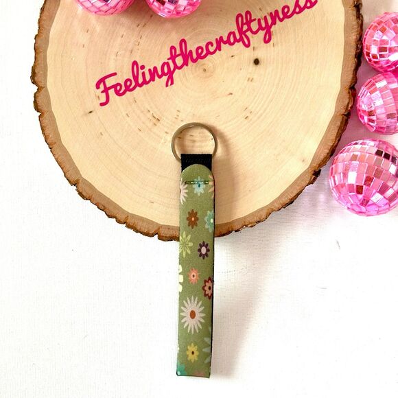 Boho Wristlet Keychain - Bohemian Key Holder Accessory (Green Daisies) - Picture 1 of 3